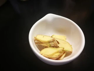 家庭密制牛肉,放一半的姜