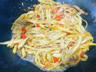 比肉还好吃的手撕杏鲍菇,翻炒均匀，大火收汁。