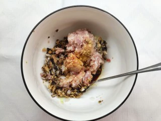 猪肉大虾煎饺,把肉和香菇炖成肉糜，或者用绞肉机。 加入盐，生抽，料酒，姜粉，淀粉，搅拌均匀。