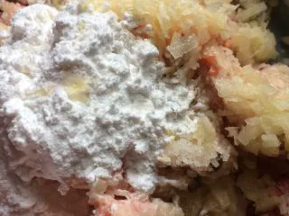 土豆肉末酿豆角,把土豆,红罗卜,木耳放到已经打好的肉末里,加入淀粉、米酒、鸡精、盐一起拌匀腌制一会