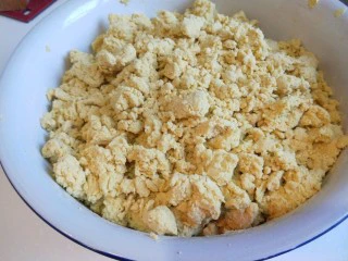 新文美食 北京特色小吃蒸年糕,搅拌成面絮没有干面为止。