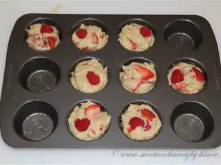 杏仁浆果麦芬,将面糊倒入8个麦芬模子里,烤上约15-18分钟,或者插入牙签后拔出后牙签干净即可。在烤盘上冷却5分钟后,将麦芬拿出,完全冷却即可食用。