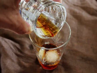 冰爽水果鸡尾酒(皮姆一号酒),然后量取30毫升的Pimm’s NO.1,倒入玻璃杯中。