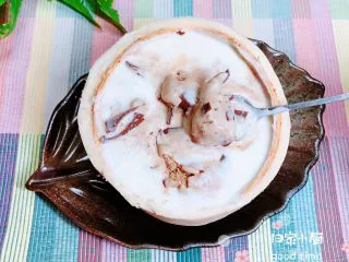 鲜椰浆苦咖啡绵绵冰（椰子油奶白顺滑诱人极了）,将苦咖啡冰淇淋放入椰浆牛奶冰沙中，混合在一起慢慢享用吧！
