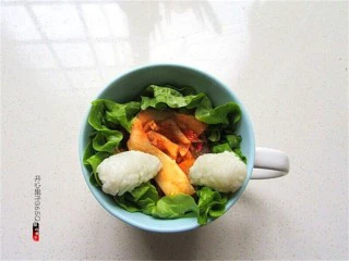 熊猫杯子减肥便当,另外取米饭揉成两个胳膊放在杯子上