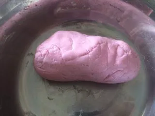 双色果蔬芋圆,揉成面团;