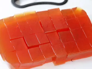 茶冻撞珍珠奶茶,将凝固的茶冻脱模切成小块
