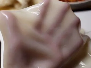 陕西小吃—凉皮,用刮铲揭下凉皮,经过凉水降温后的凉皮是不是很Q弹。