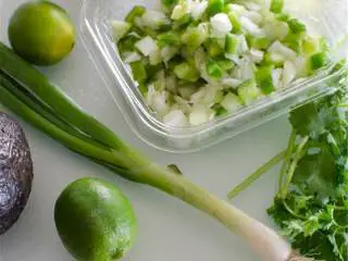 辣墨西哥风味蛋白质碗,将鳄梨 切成楔形,切碎新鲜芫荽 ,将酸橙切开塞入莱姆角 。