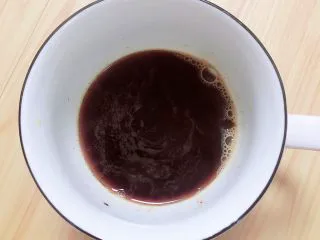 珍珠冷萃咖啡,用开水冲泡咖啡粉,搅拌均匀,放凉待用。