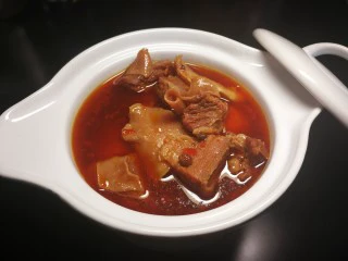 家庭密制牛肉,完成。 这是基础款，随之可以简单地衍生出各种美食。我建了秘制牛肉系列专辑，之后会逐渐添加相关菜谱。 在此感谢大家的点赞、收藏、分享～