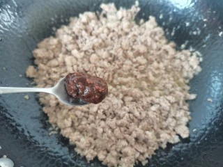 温州端午小吃— 薄饼,肉末炒至变色，放入豆瓣酱炒匀