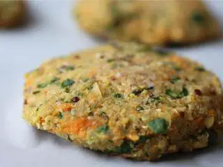 风味鹰嘴豆甜土豆汉堡,把所有食材搅拌在一起以后，就有点汉堡馅的样子了，把它们捏成肉饼状，放到铺有烤纸的烤盘里。