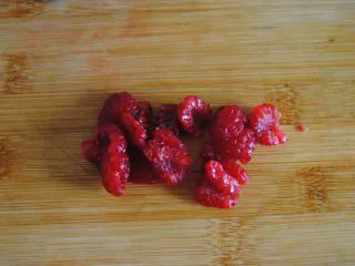 牛油果酸奶昔,树莓切半