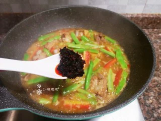 四季豆烧排骨,放入适量老干妈风味豆豉翻炒均匀再煮至汤汁浓稠。