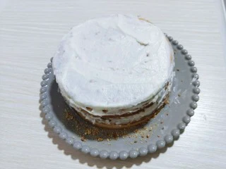 俄罗斯提拉米苏#异国美食#,再叠加一张圆饼干，就这样一块饼干，一层奶油，一层饼干碎，把饼干做完结束。