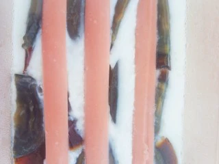 皮蛋特色小吃,放入蒸锅蒸5分钟左右,蛋液凝固即可。