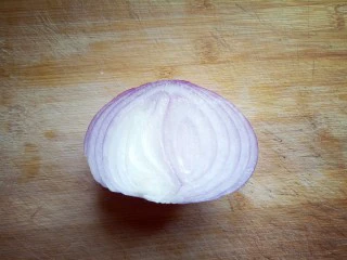 #东南亚风味的#椰汁咖喱虾,洋葱去皮，切一半就够了。