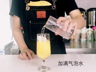 38℃酷暑，最佳饮料“水果气泡饮”，无酒精也能狂High,沿碎冰加入气泡水（满杯即可）