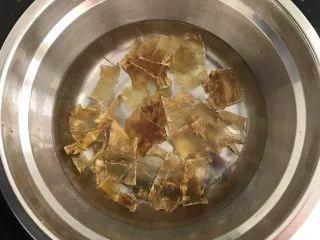 花胶莲子银耳糖水,鳕鱼胶提前一晚泡发,因为这个比较薄我就剪了小块,这样更好泡发 夏天气温比较高,可以放冰箱里过夜冷藏泡发,冬天就阴凉处放置就好