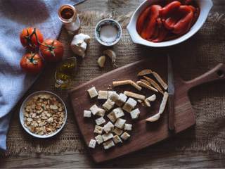 全素三明治配西班牙风味酱汁,把吐司略微烤一下，切成面包丁；小号的番茄切片，大蒜 剁碎。