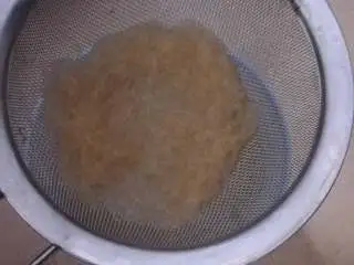 家乡小吃——狗毛膏鸽春丸,煮完后利用滤网过滤,图中的程度其实是可以再继续熬煮化开的