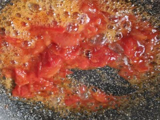 西红柿烧茄子,加入一勺番茄酱