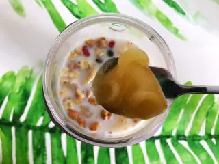 卡乐比胡萝卜香蕉营养奶昔,如果喜欢甜口的可以加一小勺蜂蜜，喜欢原味的就不用加了