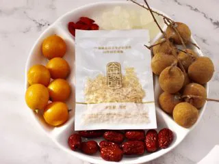 金燕耳金桔桂圆羹,准备好炖甜汤的所有食材,我买的这款金燕耳是免洗免泡的,打开就可以直接炖煮,特别方便,20分钟就出胶咯。