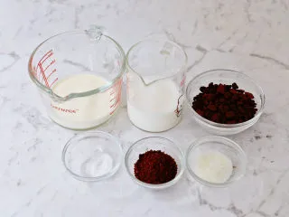 奥利奥海盐奶盖咖啡,准备好材料