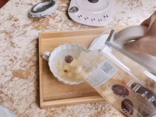 蔓越莓银耳羹简易养生壶版,装盘