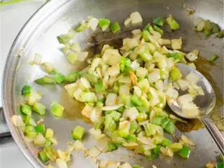 辣墨西哥风味蛋白质碗,在铁锅里加1汤匙橄榄油 开中高火,加入1/2杯准备好的三合一混合 ,炒至蔬菜变软有点半透明,加入450克罐装欧芹酱 搅拌。