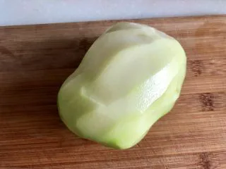 土豆的101种吃法➕火山肉末土豆泥,土豆削皮备用。今天阿晨买的土豆有点青,不是太好,导致土豆泥不够软糯,不太满意。大家要买好一点的小土豆喔🥔😛