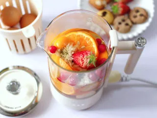 时令水果养生茶,水果茶煮好啦，是不是很美腻。