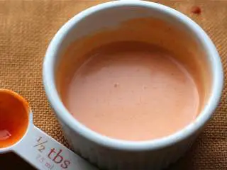 风味鹰嘴豆甜土豆汉堡,烤汉堡馅的时候，将辣味蒜泥蛋黄酱，素食沙拉酱 和辣酱搅拌在一起，调成你想要的味道。