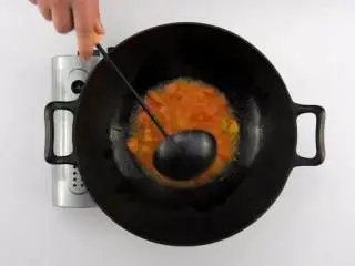 番茄烧菜 竟也有那么多小技巧,1-3 热锅冷油，倒入番茄，捣碎番茄，炒至出汁