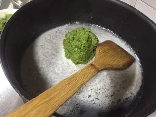 泰式青咖喱鸡·东南亚风味,等耶奶沸腾一会儿后,下青咖喱酱。六大汤匙,喜欢味道浓的可以根据自己口味加。