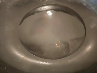 河北宣化特色小吃\卤菜\蒸莜面,锅中放适量油烧热。