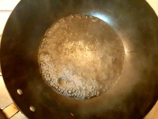 快手菜=>韭黄肥牛,锅中放水。