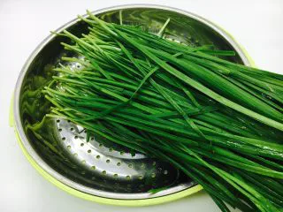 家乡风味饺子 三鲜馅饺子,主要食材：韭菜 韭菜摘去老梗，放在淡盐（碱）水里浸泡20分钟，洗干净，沥水备用。