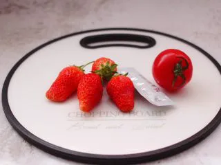 番茄草莓蜂蜜汁,首先备齐所有的食材。