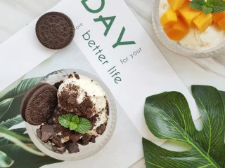 不怕化的冰激凌,看我让它72变~,再装饰上薄荷就完成啦~ 虽然一份比较简单的冰激凌,但是做成了稍有点档次的感觉吧?