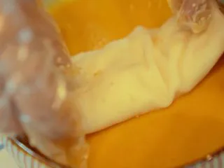 酥皮流心炸牛奶,岭南风味,把牛奶条每一面均匀沾上蛋液