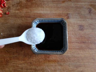 蒜蓉粉丝开背虾,用味极鲜酱油,蚝油,一丢丢盐和清水,适量白糖调一个料汁。(口味根据个人喜好即可)