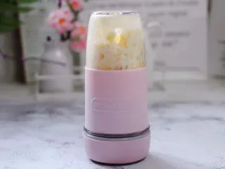 芒果苹果奶昔,将果汁杯盖上盖子，拧紧。 