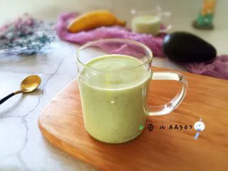牛油果香蕉奶昔,装杯饮用吧，搭配面包、蛋糕做的早餐很棒哦！
