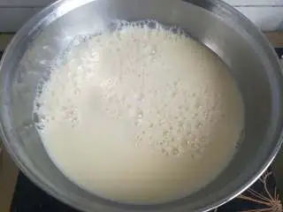 家乡小吃——姜汁红糖豆花,大火煮开后转中火10min。如果不是不沾的锅子一定要不停搅拌