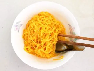 风味炒面 芽菜肉末炒玉米面,调匀，避免玉米面条沾黏