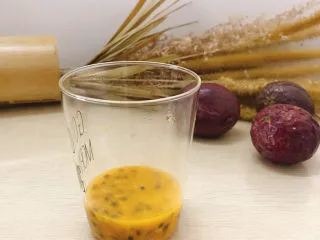 百香果蜜糖水,切开百香果顶部，倒出百香果汁