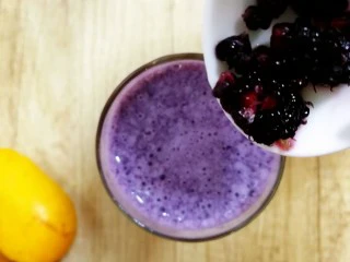 果粒奶昔【香蕉桑葚+香蕉芒果】,放点桑葚碎果粒。